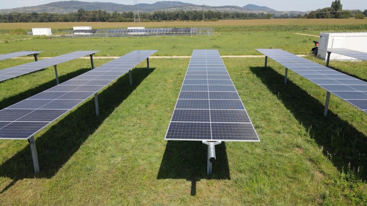 Strutture fotovoltaiche integrate con il terreno agricolo
